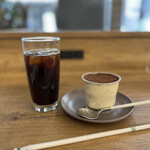 SONIA COFFEE&CAKE - アイスコーヒー３３０円、ティラミス４８０円。他にも何種類かケーキがありました。ボリュームがありそうでしたよ♩