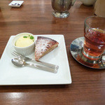 カフェ・ド・アメリ - ガレット・デ・ロワと紅茶