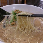 とんこつらあめん 楽  - 2013.02 麺は細麺です