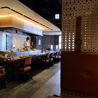 くずし鉄板 あばぐら 神田店 - きれいな店内です。カウンターとテーブル席、両方あります