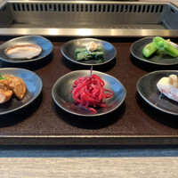 USHIGORO S. SHINJUKU - 椎茸、小松菜お浸し湯葉の白和え、スナップえんどう、新じゃがねぎ味噌、トリュフビーツ、干柿エシレバター