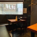 ヘレカツマニア＠豚行 - テーブル席あり。