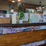レスト喫茶店 - 目線仕切りの本棚、そして観葉植物