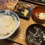 Nikujiru Gyouza No Dandadan - 餃子とチャーシューのハーフ&ハーフランチ ¥858