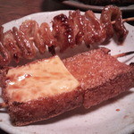 焼鳥いなかもん - 「鳥皮」９０円☆４ と 「厚あげ」９０円☆４