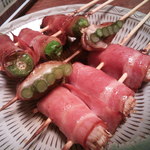 焼鳥いなかもん - 奥に見えるのが「ニンニクの芽のバラ巻」１５０円　かなりウマイ！