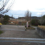 Yakitori Inakamon - 東水巻駅改札の風景。ここから左へ、道路に出たら左、突き当たり右手側にあります。