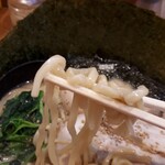 金沢家 - 麺は楕円形断面の太麺