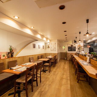 Private rooms are also available ♪ A calm space with plenty of space between seats