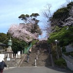 麺家 彩華 - つけ麺を食べる前に参拝した。