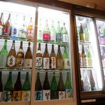 日本酒バルかぐら - 店内中央には80種の日本酒がキンキンに冷えてます♪