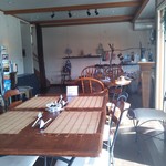 遊の丘 - テーブル席と奥のギャラリー（H25.2.23撮影）