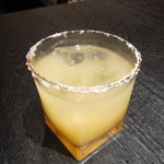 魚心 - ジントニック 450円。カクテルは全て450円