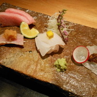 日本料理 僖成 - 今日のお造りの「鰤の燻製、あこう、メジナ、大トロ」です