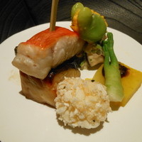 日本料理 僖成 - 金目鯛の若狭焼き、鰆「幽庵焼き、三つ葉と焼き椎茸の白和え、天豆南京和えの乗った豆皿」です