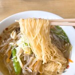 食事処 あむ - 麺は細くて少し縮れています。麺の量が多いです。