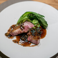 TROIS VISAGES - 寝かせ黒豚の炭火焼き 　蕗の薹のソースペリグー