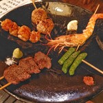 立川酒場 魚丸 - 牛と大赤海老の串５種盛り