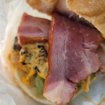 THIS IS THE BURGER - ベーコンチーズバーガー BACON CHEESE BURGER（923円）