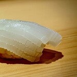 こま田 - 白烏賊。綺麗に包丁が入って美しい。甘くてねっとり感が増しているところに酢橘が香る。
