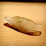 こま田 - 真子鰈の昆布占め。これもエッジが綺麗な仕立て方。噛むと旨みが長く続いて絶品。