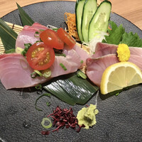 肉と日本酒いぶり 有楽町店 - ブリ刺身　680円
