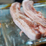 豚キング - 水晶プレートで焼かれる豚肉
