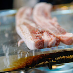 豚キング - 水晶プレートで焼かれる豚肉