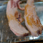 Ton Kingu - 水晶プレートで焼かれる豚肉