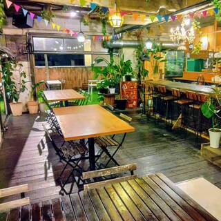 Even on rainy days, you can sit under the roof. You can bring your own food and drinks.