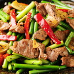 Stir-fried lamb and garlic sprouts with black pepper