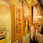 Oketa Sekoyo - ドラム缶を使ったテーブルやお洒落な照明、昔ながらのアルミ看板など大衆居酒屋感満載！