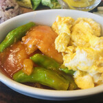 海月亭 - メインの鶏肉とししとうふわふわ卵のチリソース