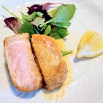 La Brianza - 岩中ポークコトレッタバターソース。脂身に甘み美味しい岩中豚、バターソースのコク甘み乗っかってますますニンマリ♡(๑´ڡ`๑)