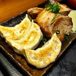 肉汁餃子のダンダダン - 焼餃子とチャーシュー