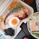 Okowa Obentou Usa - 焼き塩鮭弁当、サラダ付き　全景