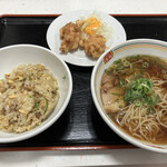 餃子の王将 - ジャストサイズのラーメン ・焼飯、唐揚げ2コ