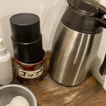 天下一品 - お水はテーブルの上に。