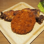 鶏Soba Toraや - ビーフコロッケ、鶏ももハーフ唐揚げ