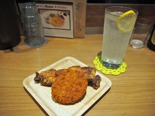 Torisoba Toraya - ビーフコロッケ、鶏ももハーフ唐揚げ、キンミヤ生檸檬サワー