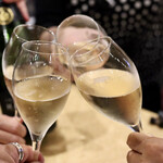 波へい - 他のお客さんとシャンパーニュで乾杯♪