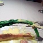 ファンベック・ナオト - 青々としたグリーンアスパラ。