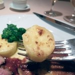 ファンベック・ナオト - 付け合せのジャガイモ　表面にチーズが溶けていました。