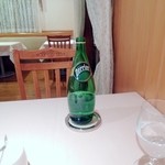 ファンベック・ナオト - ペリエは、大瓶で提供です。