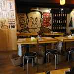 Taishuusakaba Gorou - 店内は居酒屋営業がメインっぽく、居酒屋メニューが壁面に貼り付けられ