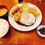 キッチン パンチ - ハンバーグ定食目玉焼き付に唐揚げ3個、半ライス