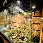 丹想庵　健次郎 - ◎大きなガラス窓からは坪庭が眺められる。