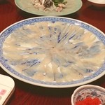 健ずし - ふぐのコースで出てくる「ふぐの刺身」
            新鮮！ぷりぷり！美味しい！
            さっと湯通ししても美味しく食べれます。
            ポン酢やもみじおろしでいただくのがおすすめ。
            