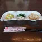 静の里 - 先出しで漬物三種