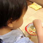 拉麺大公 - 凄い勢いで麺を食べる我が子